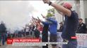 Мітингувальники палять фаєри у перервах між слуханням трансляції з ВР