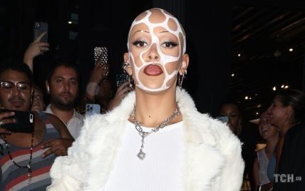 Лысая и со странными линиями на голове: певица Doja Cat произвела фурор своим луком на модном показе