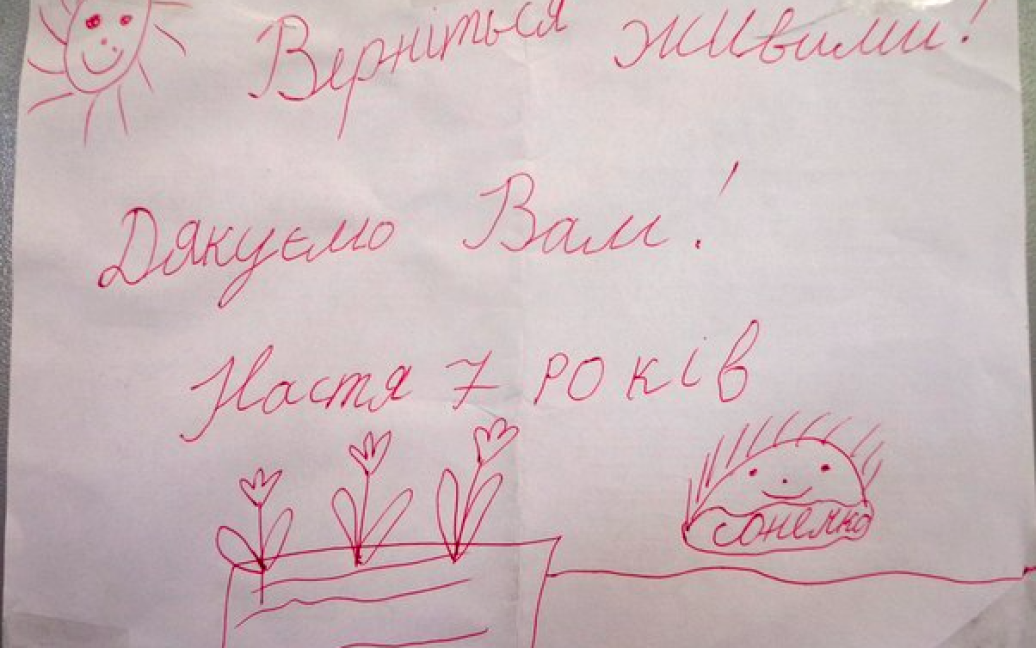 Є, приміром, свастика, яка викладена із набоїв, дитячі листи, фото із часів Майдану тощо / © vk.com/igor_tank