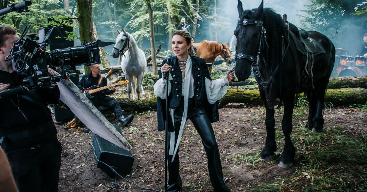 Всесильна Україна в одному відео: Марта Липчей представила кіновізуалізацію на сингл “Волю в кулак”