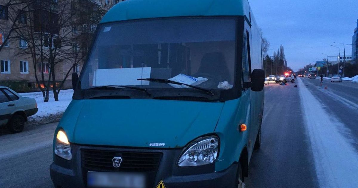 Від удару відлетіла на зустрічну смугу: у Полтаві жінку на смерть збили маршрутка та автомобіль (фото)