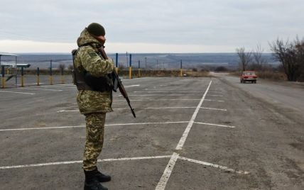 Боевики обстреляли КПВВ Майорск: люди были вынуждены бежать к украинским военным за убежищем