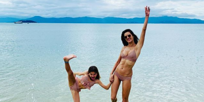Моделі на відпочинку: Алессандра Амбросіо пустувала з донькою на пляжі