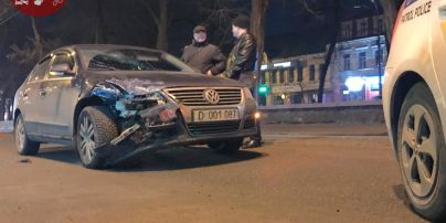 У Києві дипломатичне авто РФ в'їхало у припарковане таксі - ЗМІ