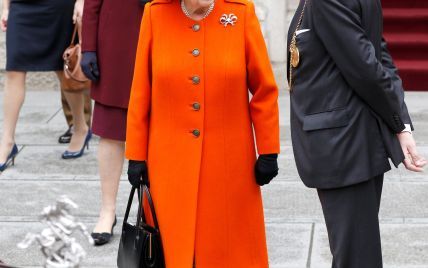Как всегда, впечатляет: 91-летняя королева Елизавета II появилась на публике в очередном ярком образе