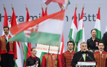 Несмотря на масштабный скандал Венгрия все еще торжественно раздает паспорта закарпатским украинцам
