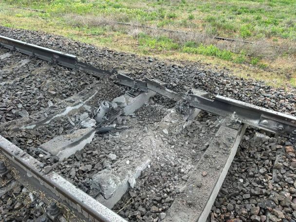 Пошкоджена залізниця у Херсоні / © 