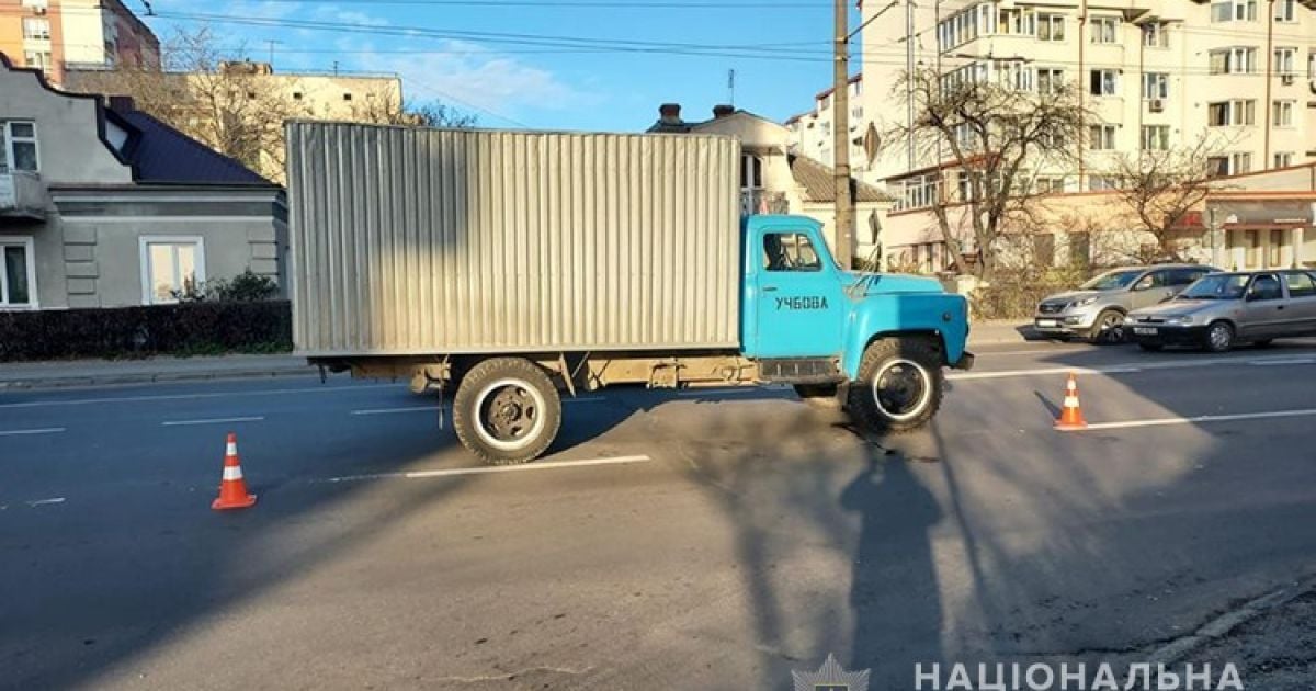 У Тернополі 17-річний учень збив на навчальній вантажівці жінку: її госпіталізували (фото)