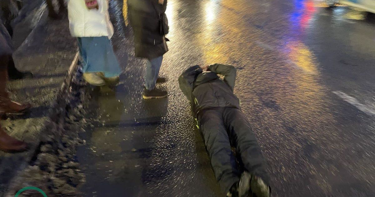 Ударилась головой об асфальт из-за удара ОМОНовца: пострадавшая на протесте в России женщина в реанимации