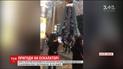 Бешеный эскалатор внезапно изменил скорость и начал сбрасывать людей