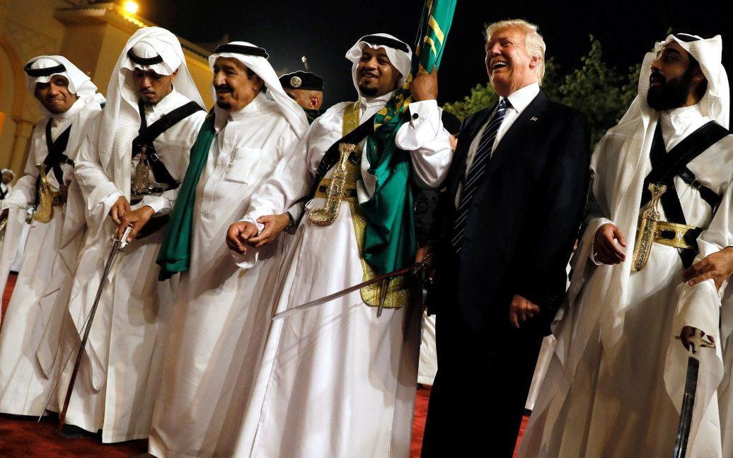&copy; Reuters. Трамп участвует в боевом танце с саудитами / © 