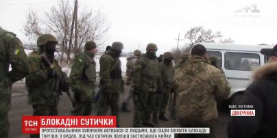 На Донеччині сталась сутичка за участі поліції, протестувальників та людей, які їхали знімати блокаду