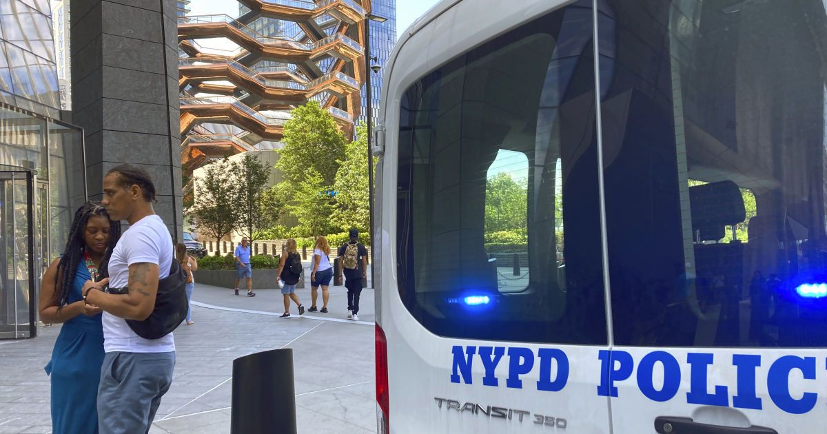 Постріл у голову: в США малюк випадково застрелив свою матір