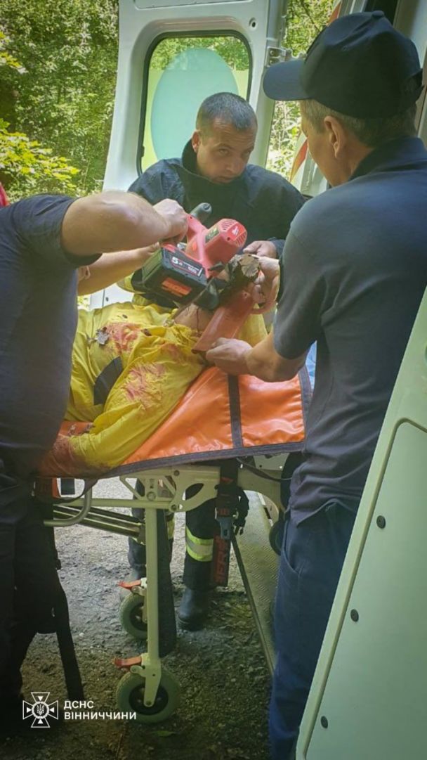 На Вінниччині надзвичайники двічі врятували жінок, які пішли по гриби / © ГУ ДСНС України у Вінницькій області