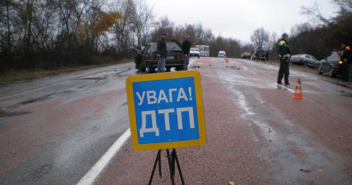 На Киевщине легковушка влетела в дерево: погибли пять человек