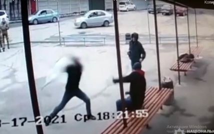 Вдарив по голові рекламним щитом: на вокзалі під Вінницею нетверезий дебошир ледь не вбив чоловіка (відео)