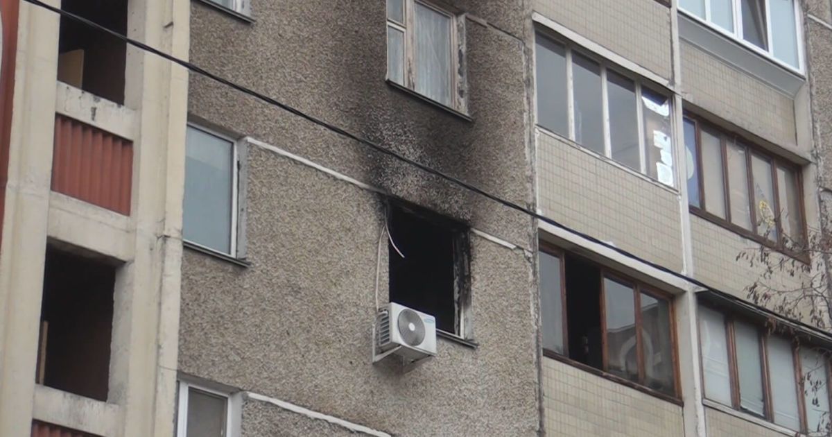 В Киеве на Троещине полицейские спасли из охваченной дымом квартиры пятерых детей
