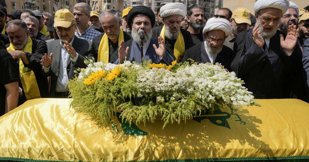 Новый лидер "Хезболлы" Хашем Сафиеддин (в центре) на похоронах одного из руководителей группировки