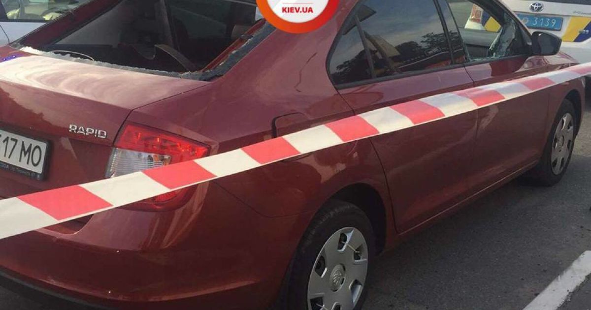 В Киеве злоумышленники обстреляли автомобиль и отобрали у водителя 2,5 млн грн