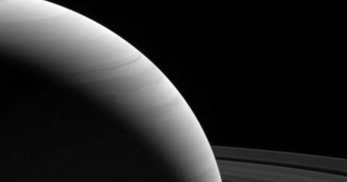 Світло і темрява: NASA показало світанок на Сатурні
