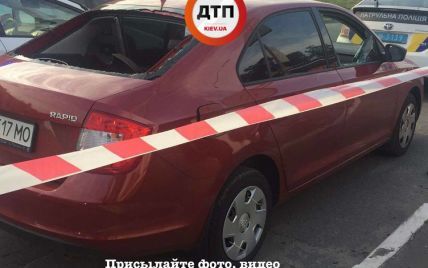 У Києві зловмисники обстріляли автомобіль і відібрали у водія 2,5 млн грн