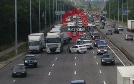 В Киеве на Столичном шоссе не разминулись грузовик и легковушка: движение транспорта парализовано