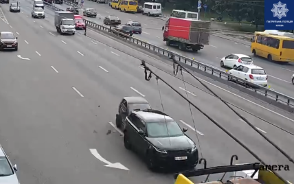 На проспекте Победы в Киеве пьяная женщина-водитель на Smart влетела в Land Rover: появилось видео