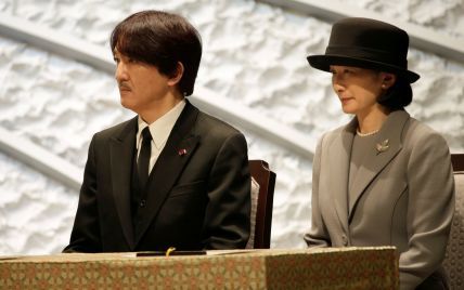 В сером костюме и с жемчужным ожерельем: сдержанный образ японской принцессы Кико на поминальной службе
