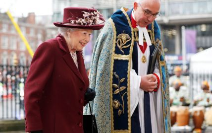  В пальто винного цвета и шляпе с цветами: элегантный образ королевы Елизаветы II на торжественной службе