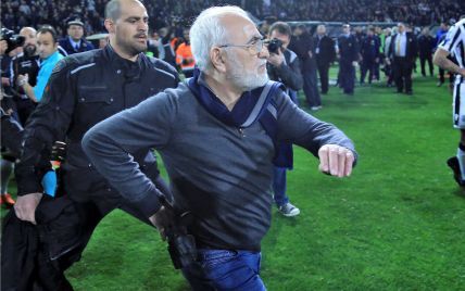 Российский владелец ПАОКа с оружием прервал футбольный матч в Греции