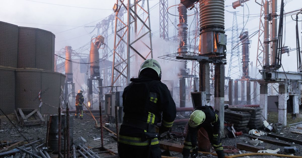 Последствия российских обстрелов объекта энергетики в Украине.