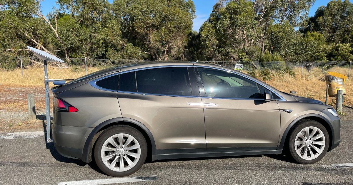 Поймал 200 Мбит/с на скорости 100 км/ч: австралиец прицепил антенну Starlink к электрокару Tesla