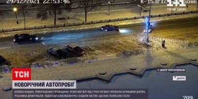 Новини Дніпра: десятки учасників влаштували нічний новорічний автопробіг
