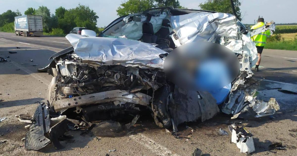 На трасі Одеса-Київ позашляховик влетів в фуру: водій помер