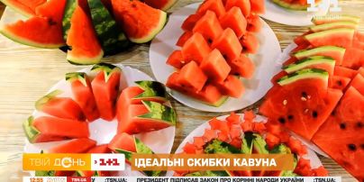 Вічна суперечка: як правильно різати і їсти кавун