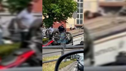 У Львові поліцейське авто потрапило в ДТП і перекинулося на дах