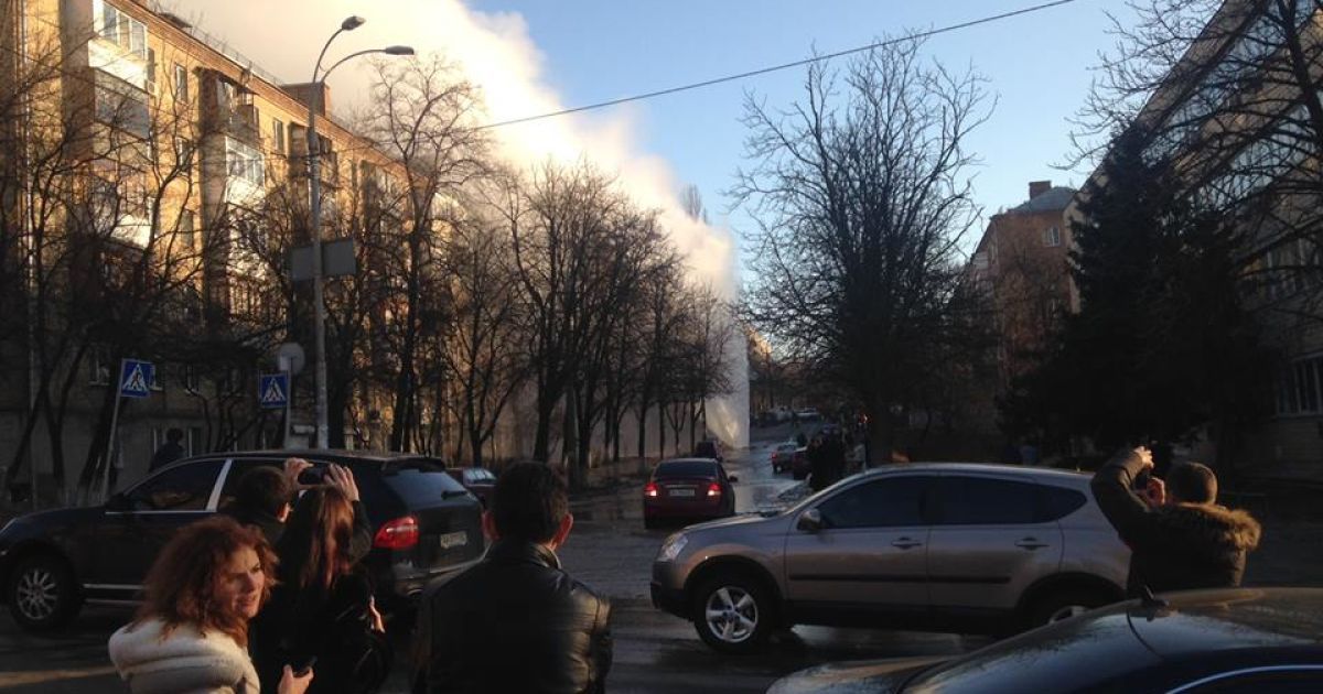 На Академіка Філатова в Києві з-під асфальту б&rsquo;є потужний фонтан / © dreamkyiv.com