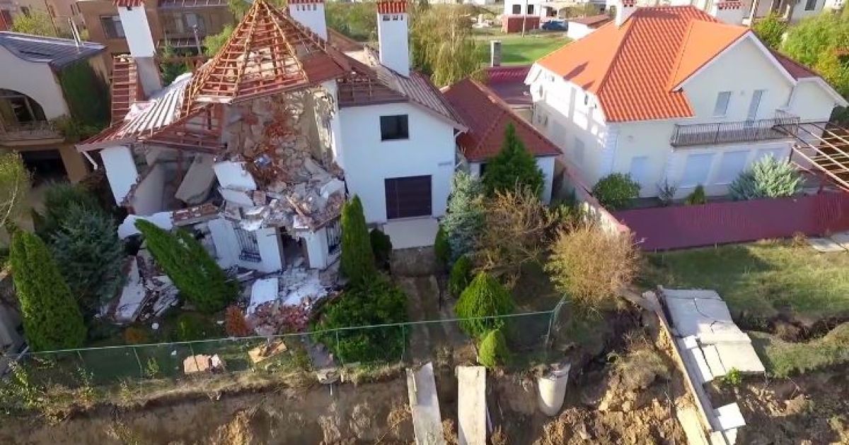 В Черноморске сняли с дрона, как элитные особняки на побережье сползает в море