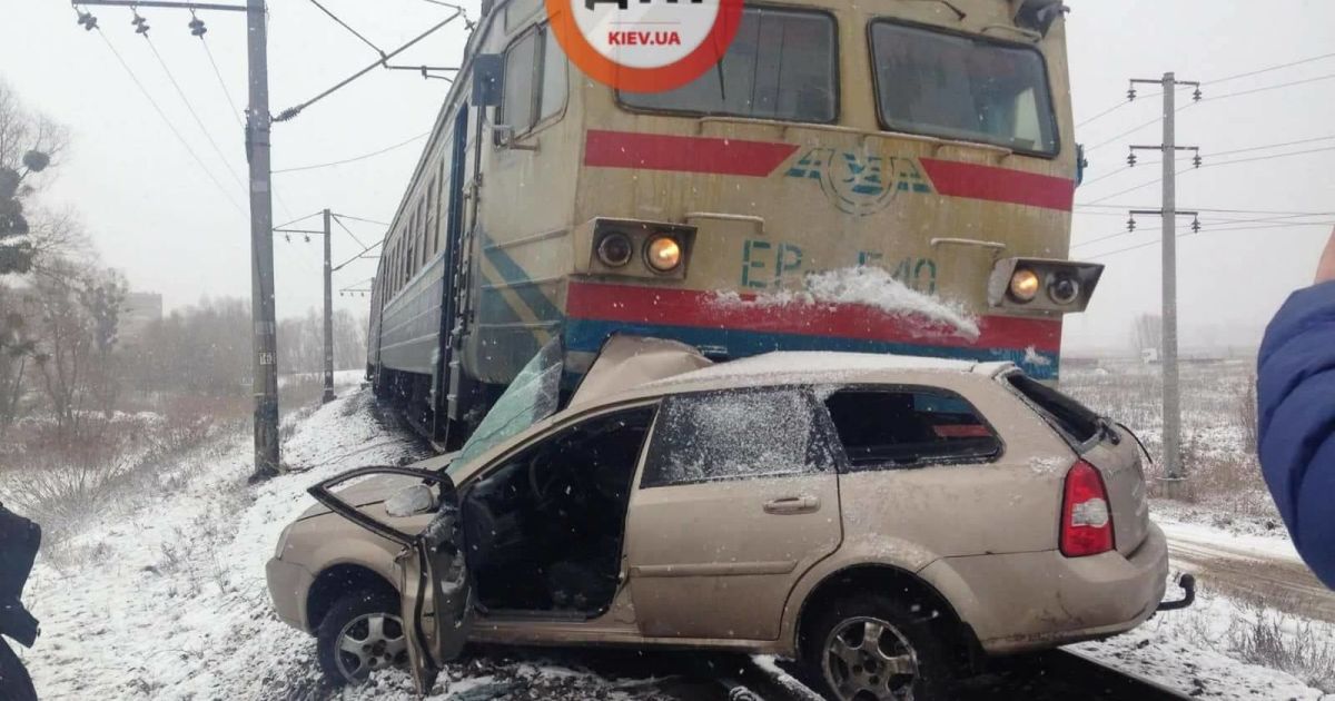 Під Києвом водій не встиг "проскочити" на переїзді та потрапив під поїзд