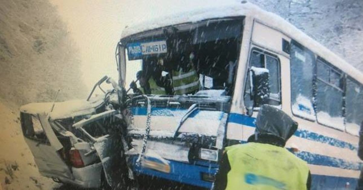 На Львівщині маршрутка з пасажирами потрапила у ДТП, є постраждалі
