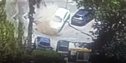 В Єрусалимі величезне провалля за лічені секунди поглинуло декілька авто: відео
