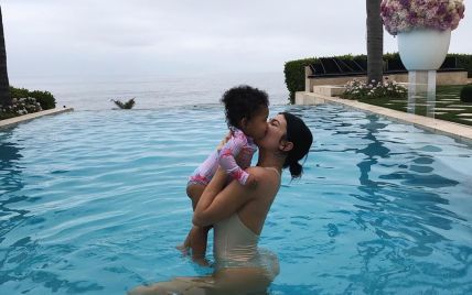 Нежится в бассейне с дочерью: Кайли Дженнер уехала отдыхать
