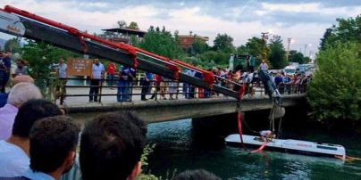 В Турции автобус с детьми упал в воду: есть погибшие