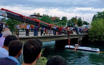 В Турции автобус с детьми упал в воду: есть погибшие