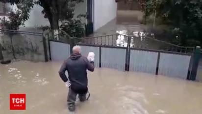 Наводнение в Закарпатье: соседи привозят заблокированным в подтопленных домах старикам хлеб