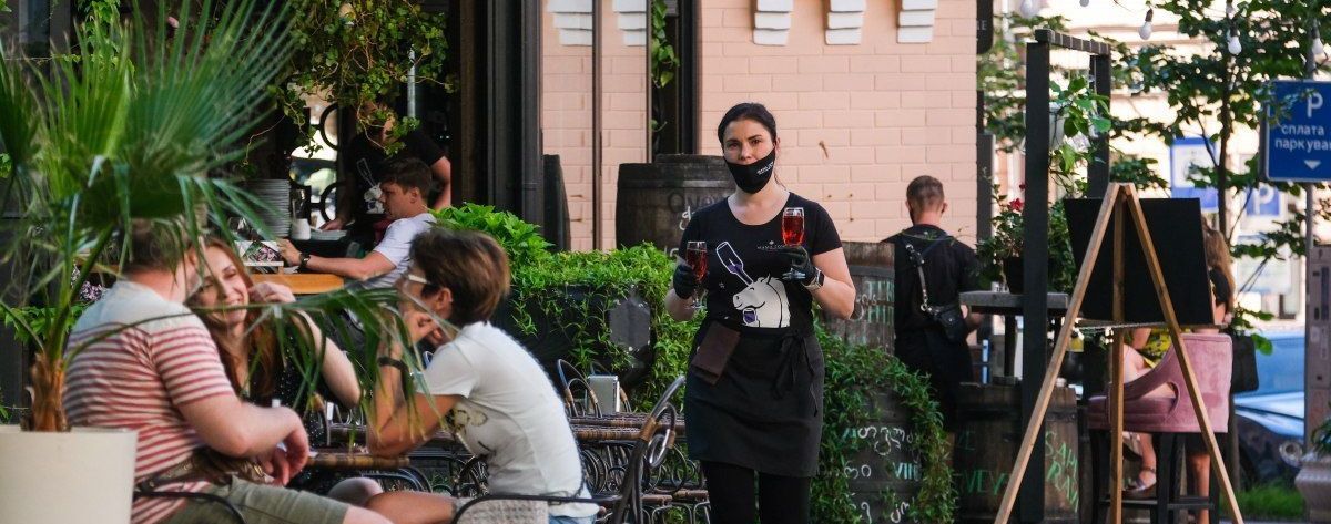 Не только маски и санитайзер: Минздрав дал советы, как уберечься от коронавируса в ресторанах и кафе