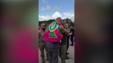 Воїн, якого повернули з полону, не стримав емоцій та розповів про любові до України