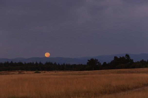 16 вересня світлий місяць у колі — невдовзі піде дощ / © unsplash.com
