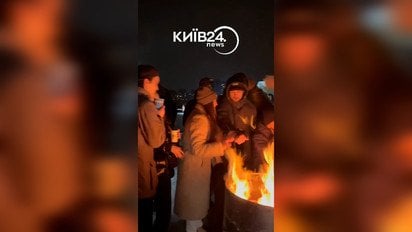 В одному з дворів Києва влаштували імпровізовану “вечірку незламності”