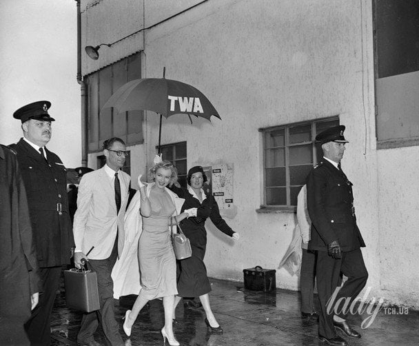 Артур Міллер та Мерилін Монро в аеропорту Лондона, 1956 рік / © Getty Images